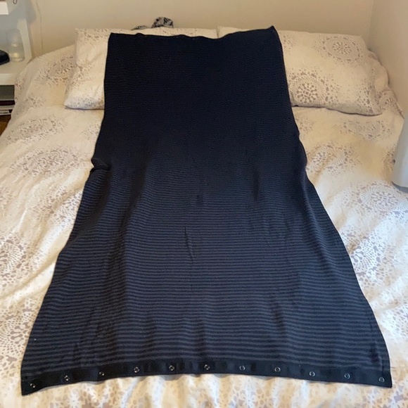 Lululemon reversible infinity scarf. Black & grey. - Picture 6 of 8